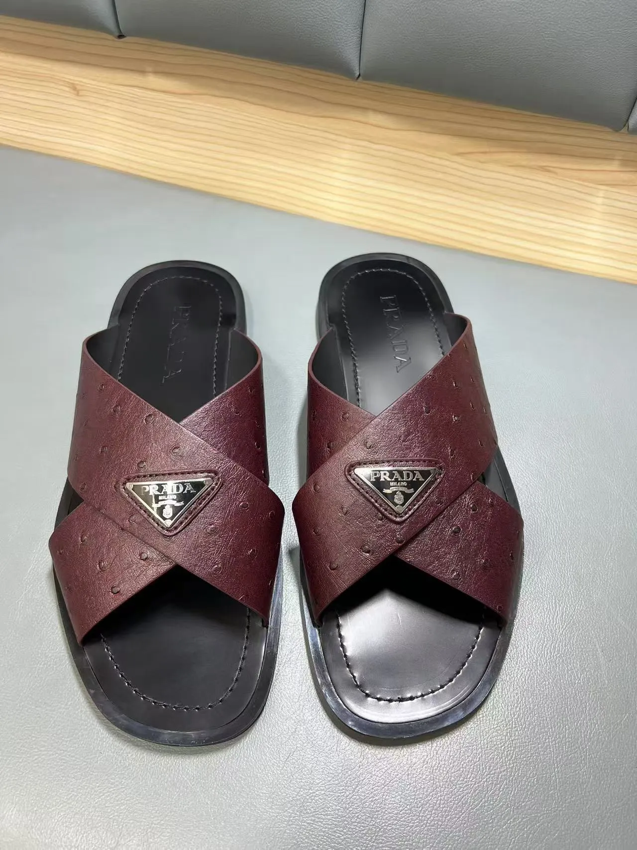 340💰PRADA Prada’s latest slippers are synchronized with the official website. This slipper is made of the brand’s unique and iconic Saffiano leather. The brand logo jumps out from the double straps, and the brand style is clearly visible. Cowhide gives men elegant charm and functional design, making it an ideal choice for vacation and leisure. Size:38-45